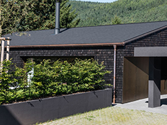 деревянный дом в черном стиле